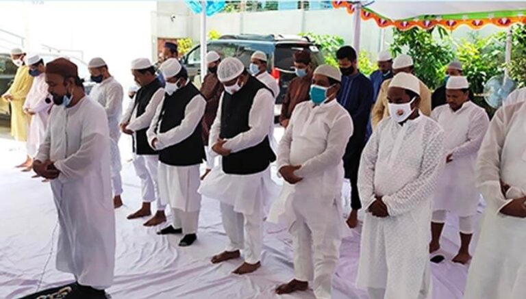 স্বাস্থ্যবিধি মেনে ঈদের জামাত বরিশালে