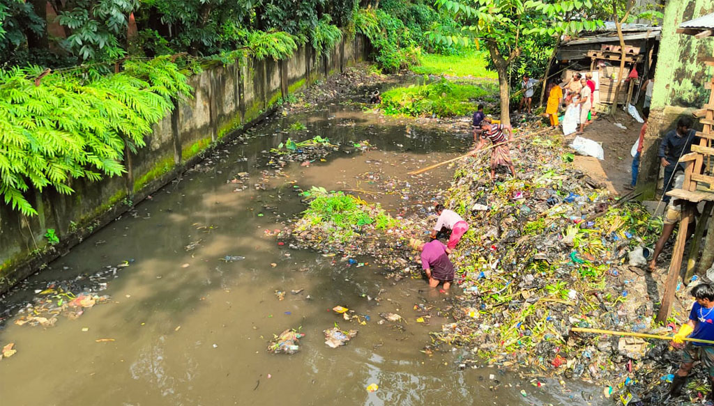 জলাবদ্ধতা নিরসনে বরিশালে খাল পরিচ্ছন্নতা অভিযান শুরু