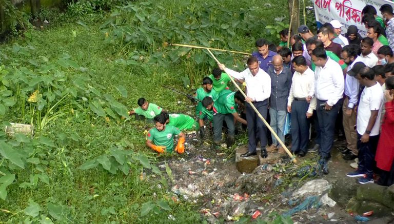 জলাবদ্ধতা নিরসনে বরিশালে খাল পরিচ্ছন্নতা অভিযান শুরু