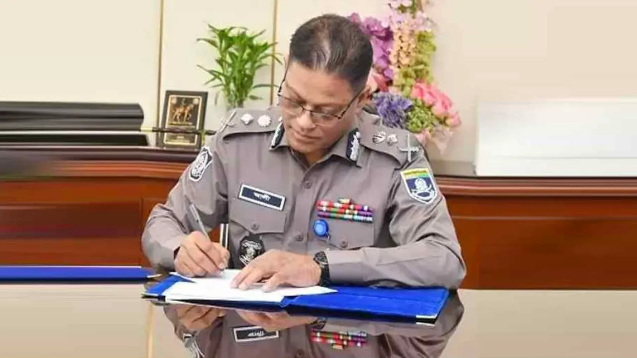 দায়িত্ব নিলেন নতুন আইজিপি, অব্যাহতি চাইলেন ডিএমপি কমিশনার