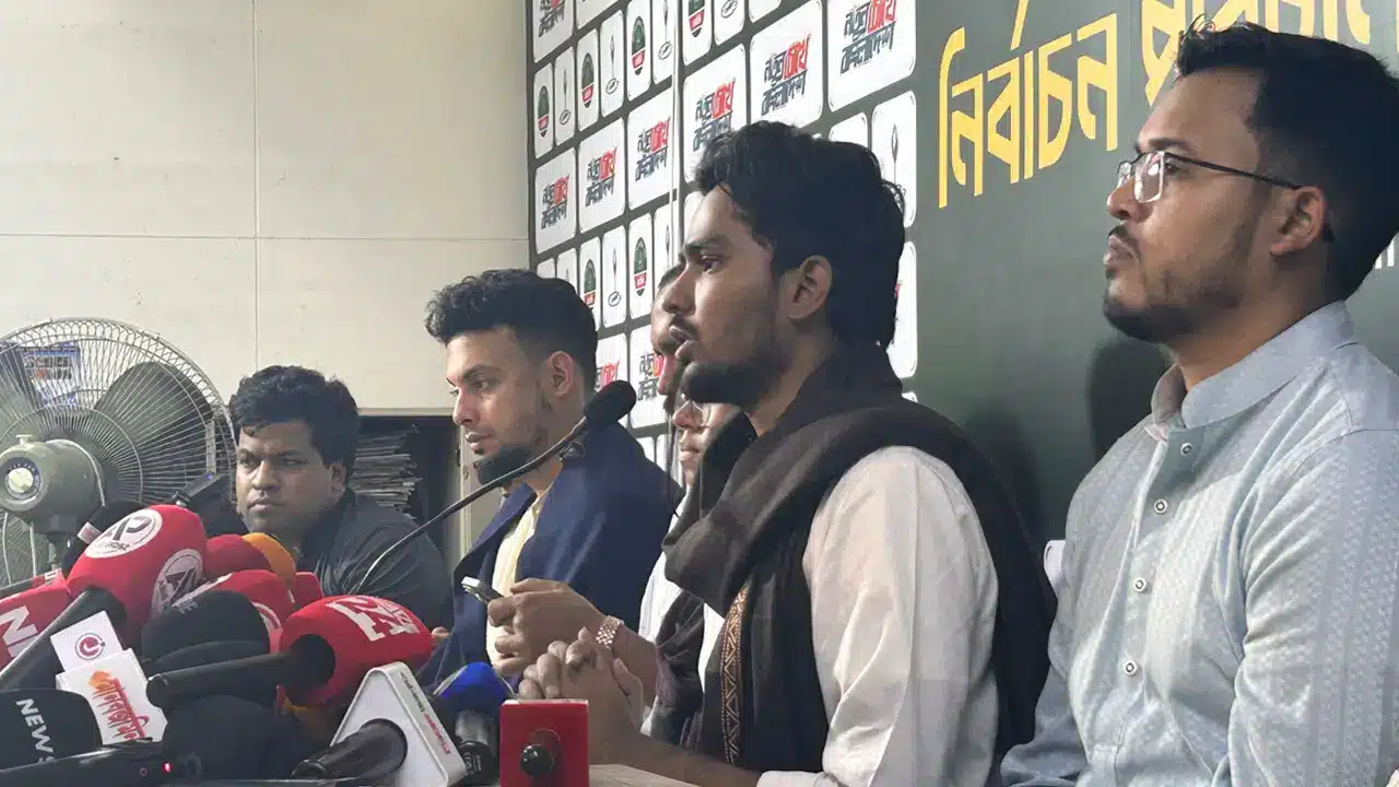 কেউ কেন্দ্র দখল করলে আমরা দাঁড়িয়ে দাঁড়িয়ে দেখব না : আসিফ মাহমুদ