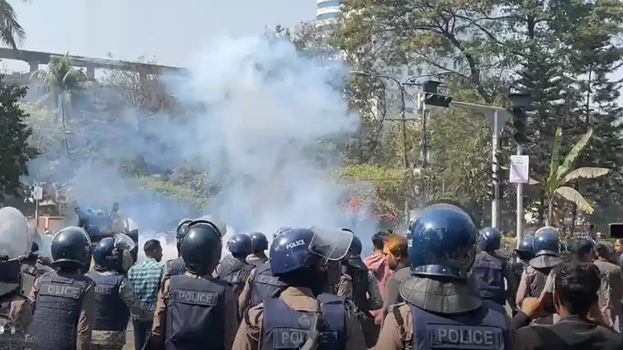 যমুনার সামনে পুলিশ সদস্য ও চাকরিজীবীদের দফায় দফায় সংঘর্ষ