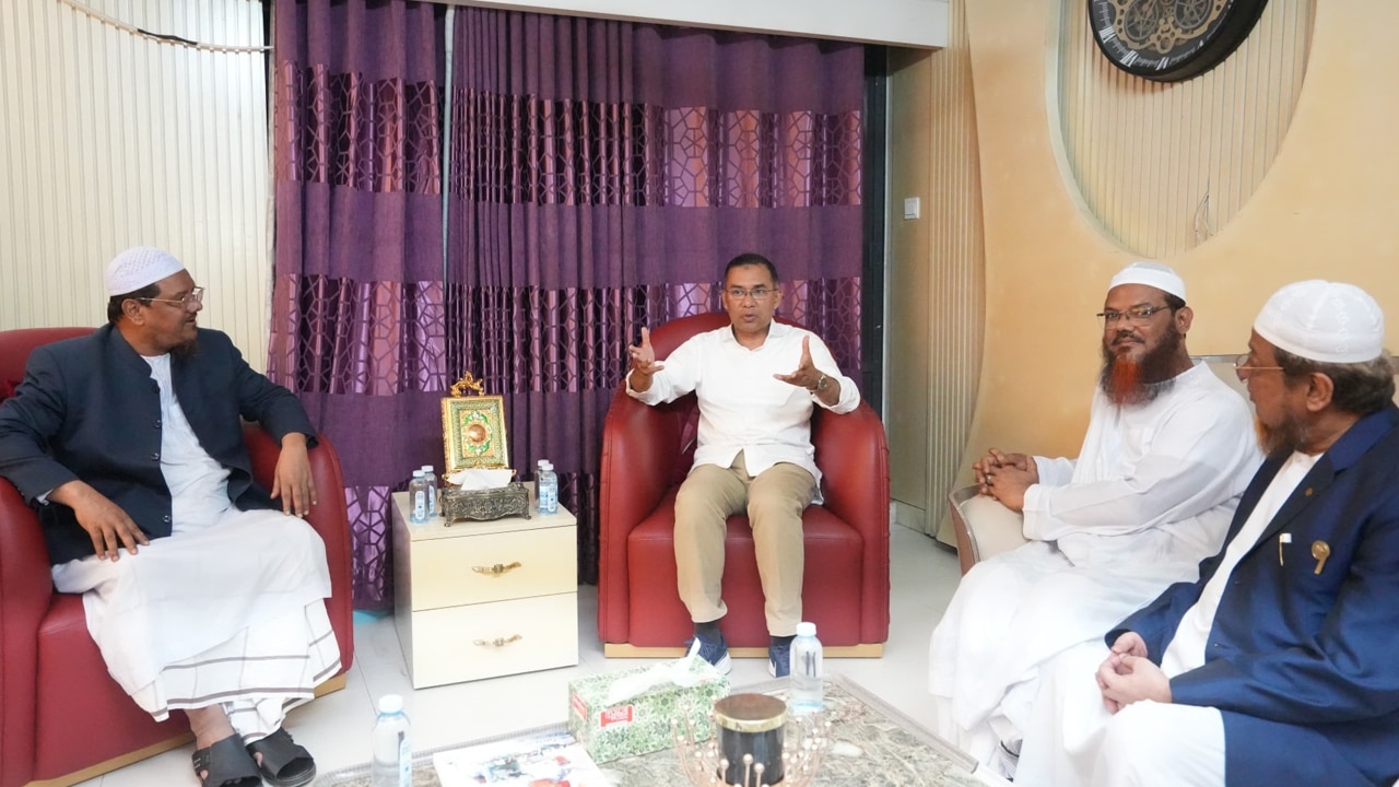 এবার চরমোনাই পীরের বাসায় গেলেন তারেক রহমান