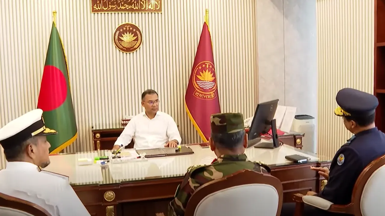 প্রধানমন্ত্রীর সঙ্গে তিন বাহিনী প্রধানের সাক্ষাৎ