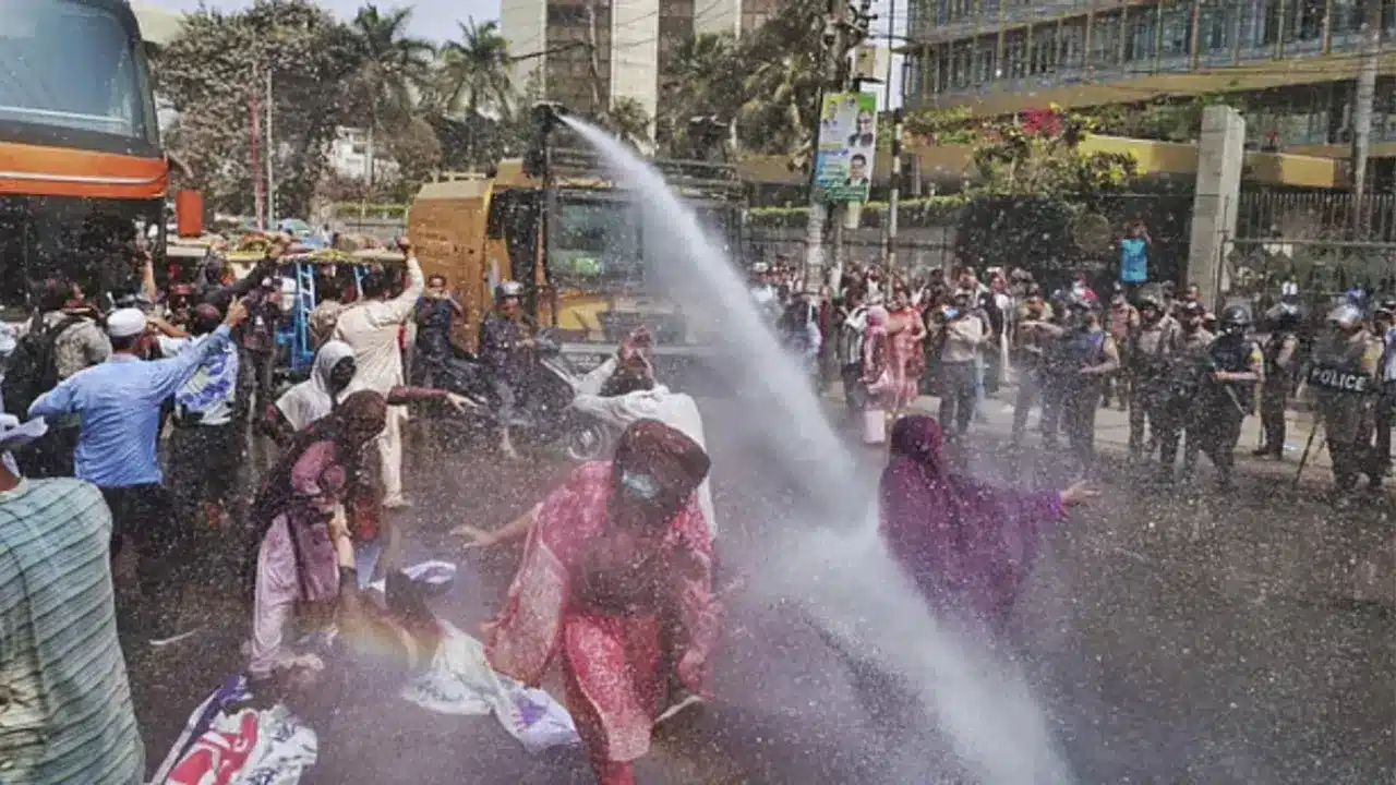 একীভূত পাঁচ ব্যাংকের গ্রাহকদের বাংলাদেশ ব্যাংক ঘেরাও
