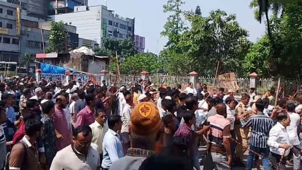 বায়তুল মোকাররমে হকার উচ্ছেদকে কেন্দ্র করে সংঘর্ষ