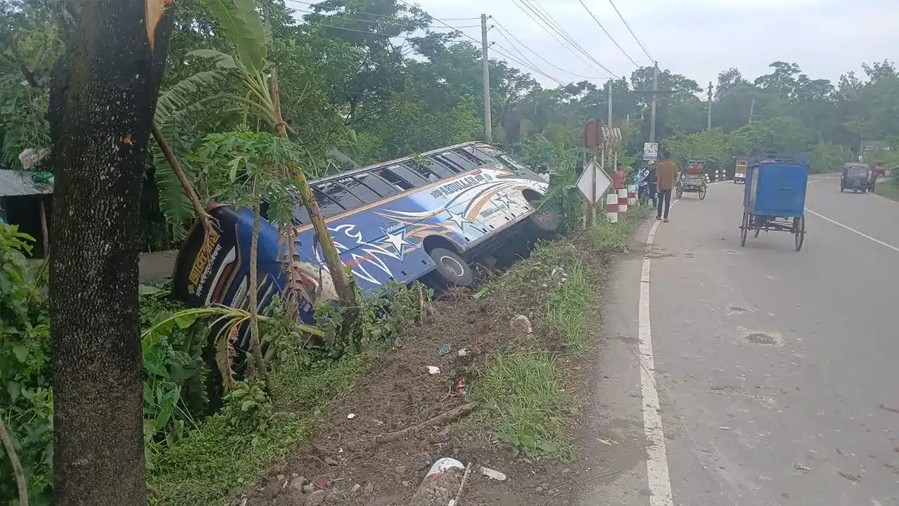 ঝালকাঠীতে ৩৫ যাত্রী নিয়ে খাদে পড়ল বাস