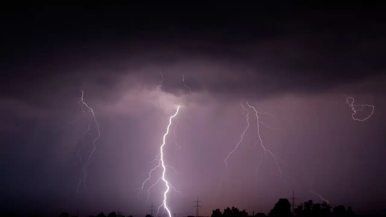 বজ্রপাতে ৭ জেলায় প্রাণ গেল ১৪ জনের