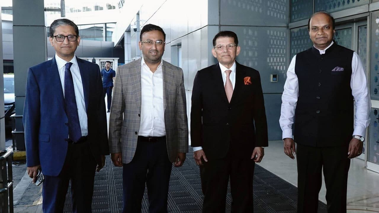 দিল্লিতে খলিলুর রহমান ও হুমায়ুন কবিরকে উষ্ণ অভ্যর্থনা