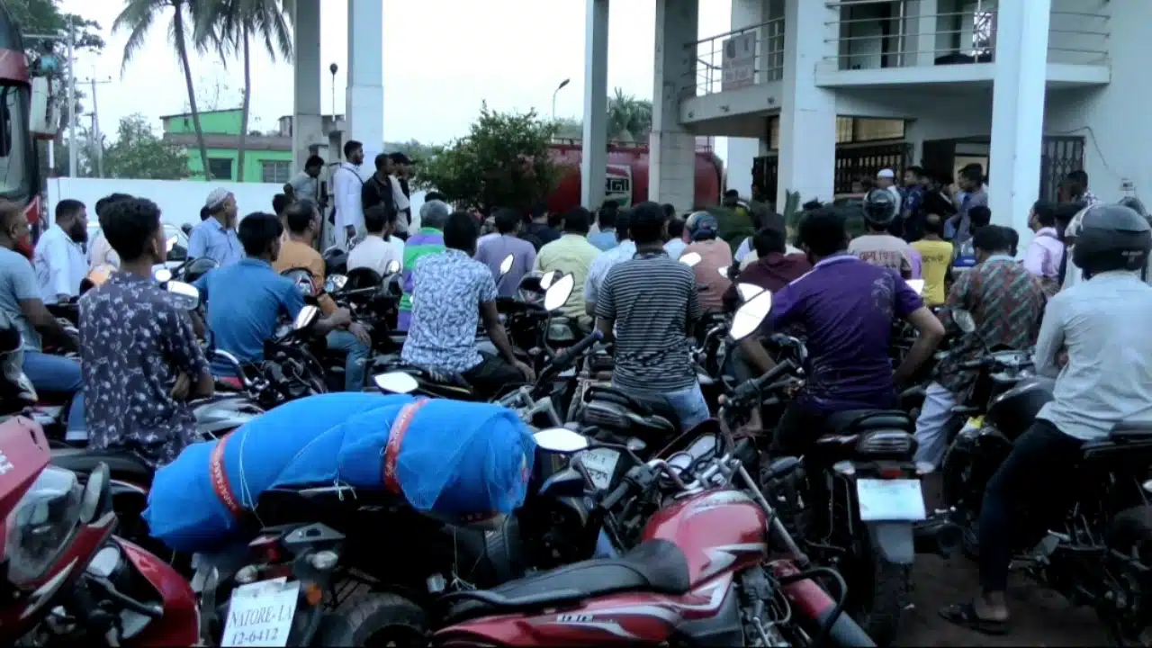 নাটোরে তেল সরবরাহকে কেন্দ্র করে সংঘর্ষ