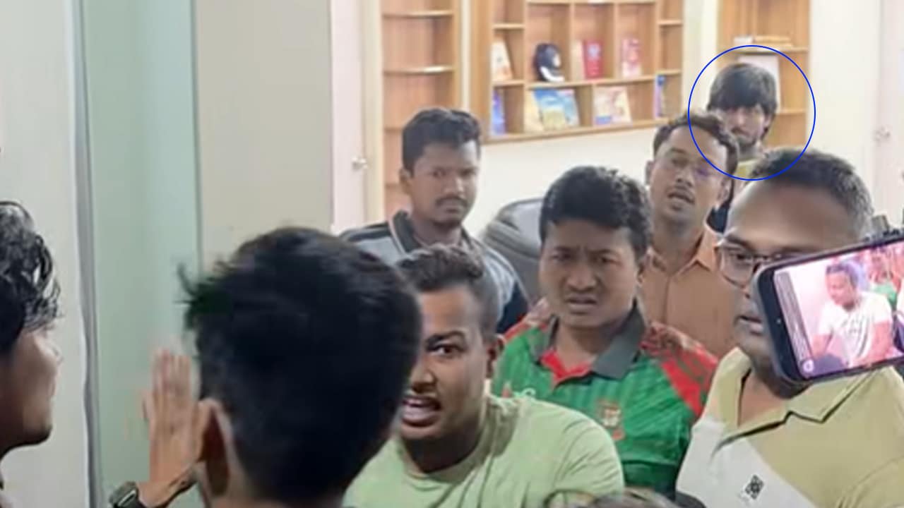 থানায় ঢুকে ডাকসু নেতা মুসাদ্দিকের ওপর হামলা, শাহবাগে উত্তেজনা