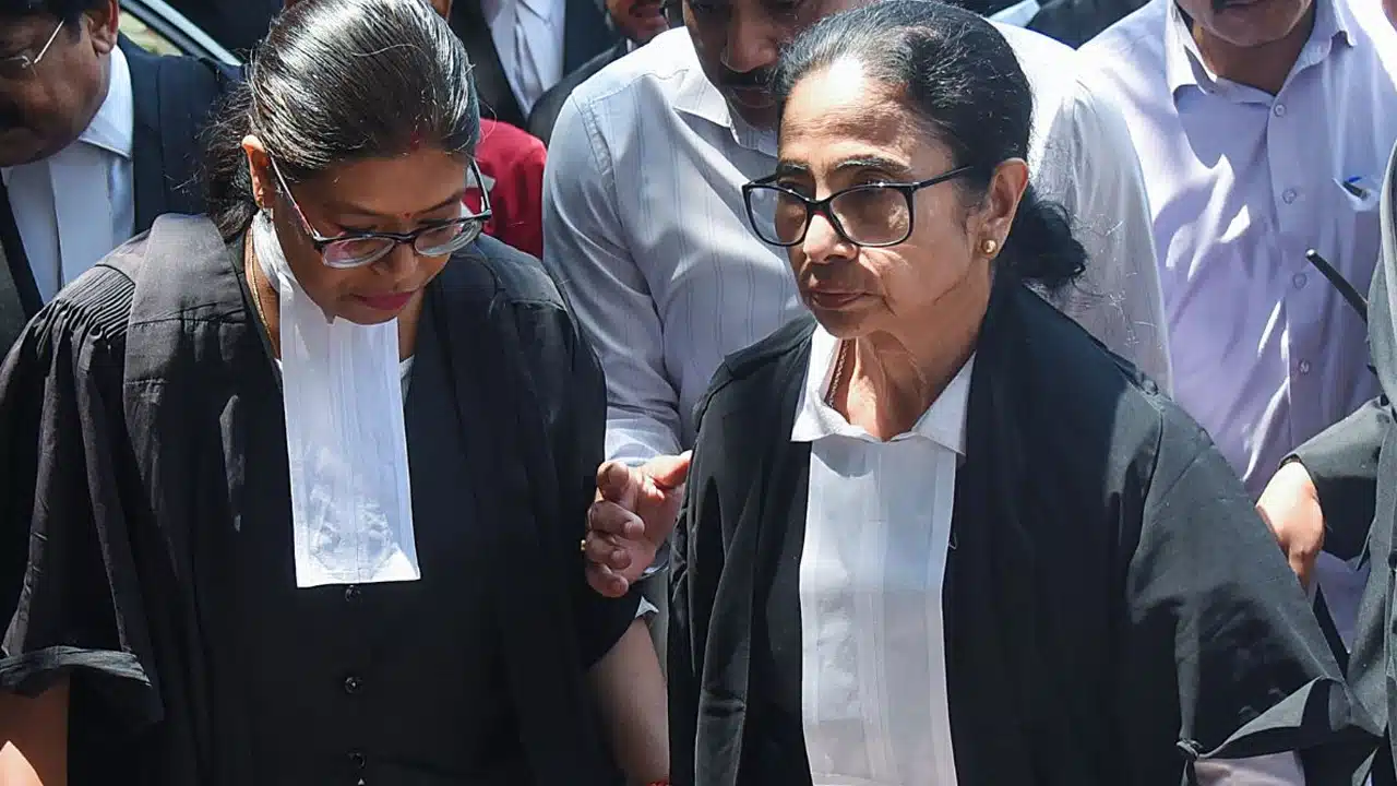কলকাতা হাইকোর্টে মমতাকে দেখেই ‘চোর’ ‘চোর’ স্লোগান