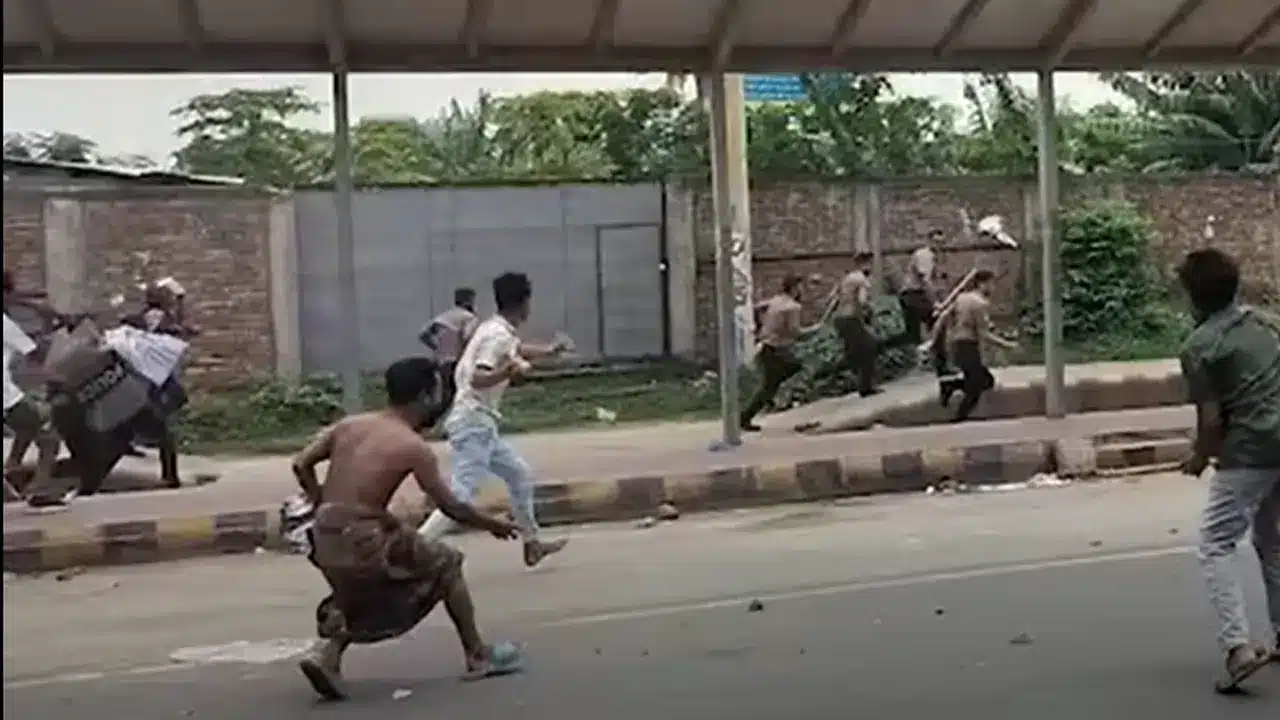 অভিযানকালে হামলা, দৌড়ে প্রাণে বাঁচলেন পুলিশ সদস্যরা