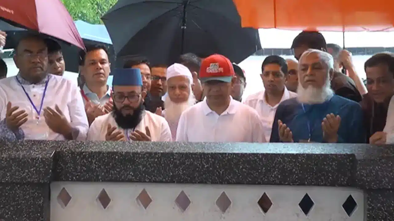 সিলেট পৌছেই শাহজালালের মাজার জিয়ারত করলেন প্রধানমন্ত্রী